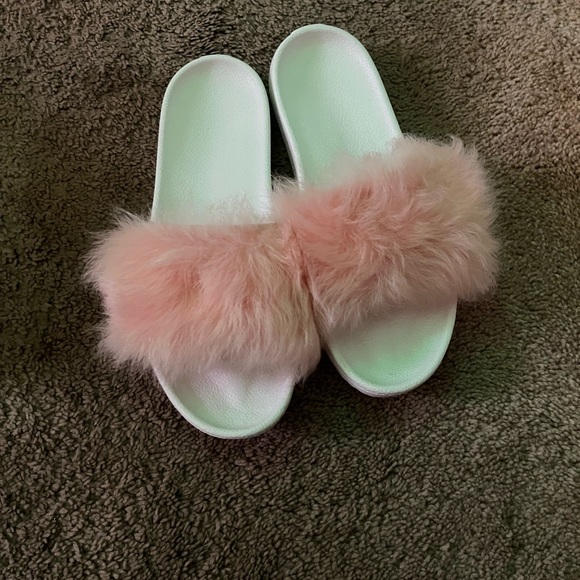baby pink ugg ‘royale’ fur slides size 7 - Picture 1 of 3